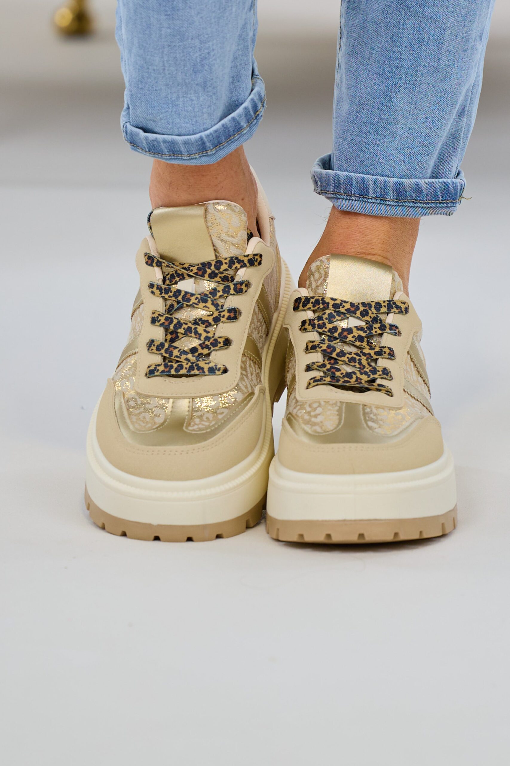 Sneaker mit grober Plateausohle, beige-gold-leo – Bild 2