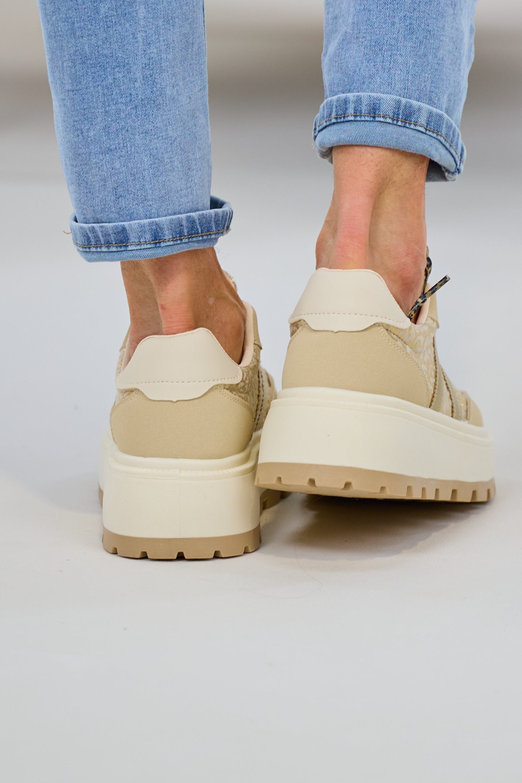 Sneaker mit grober Plateausohle, beige-gold-leo – Bild 4