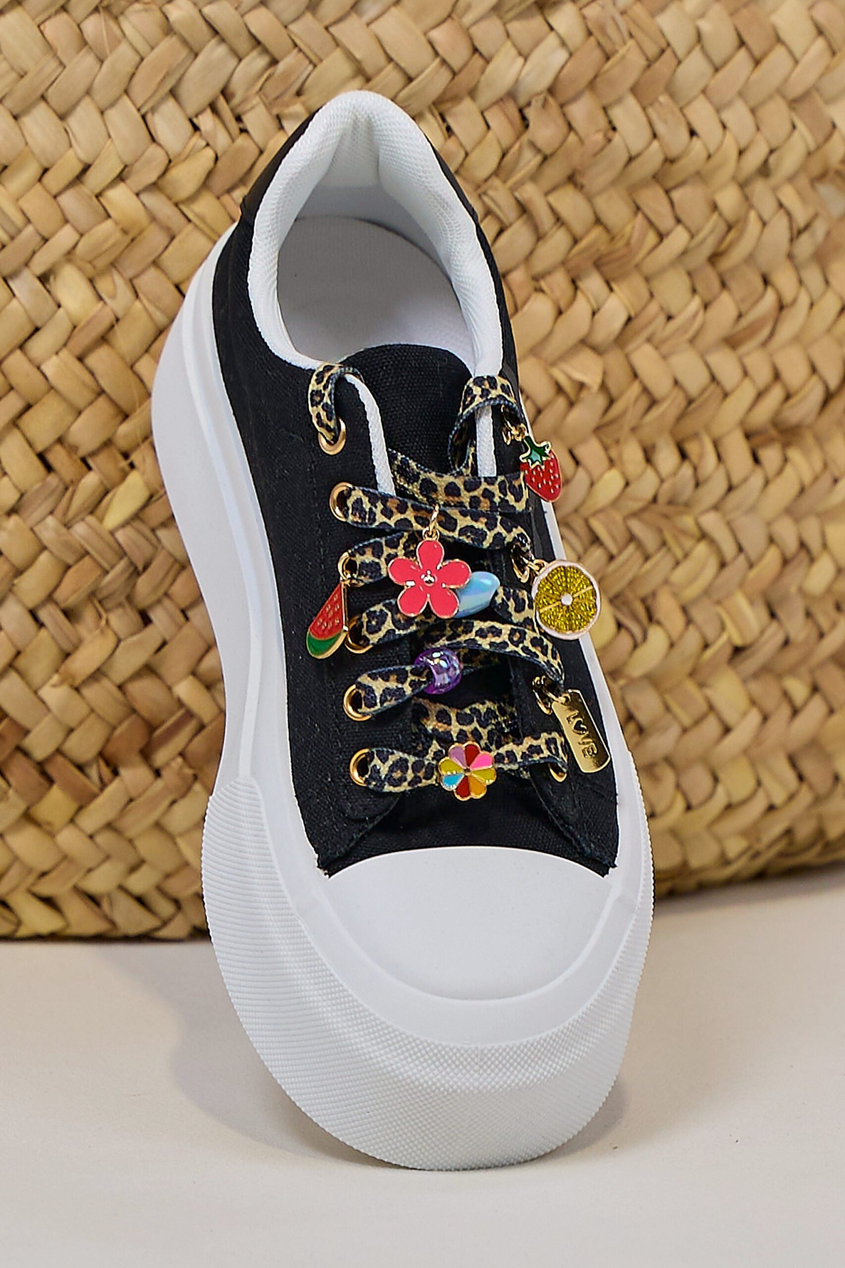 Schnürsenkel mit Schmuckanhängern, leo-bunt