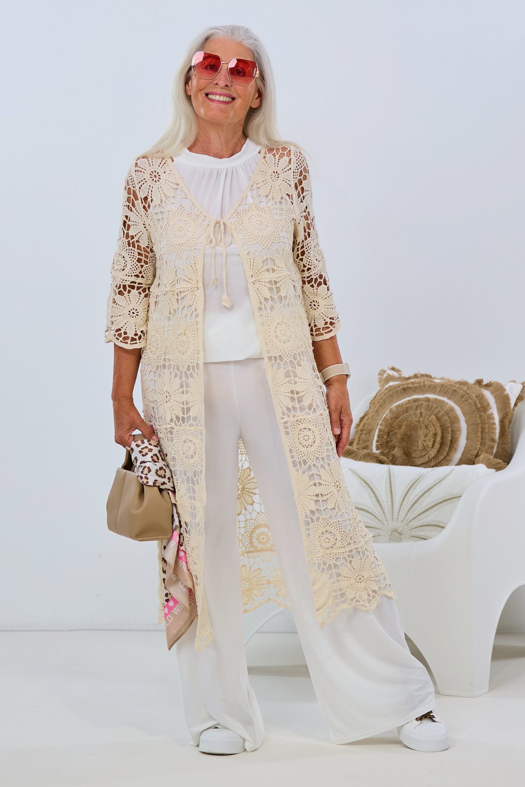 Lange Häkel-Strickjacke mit 3/4 Arm, beige – Bild 3