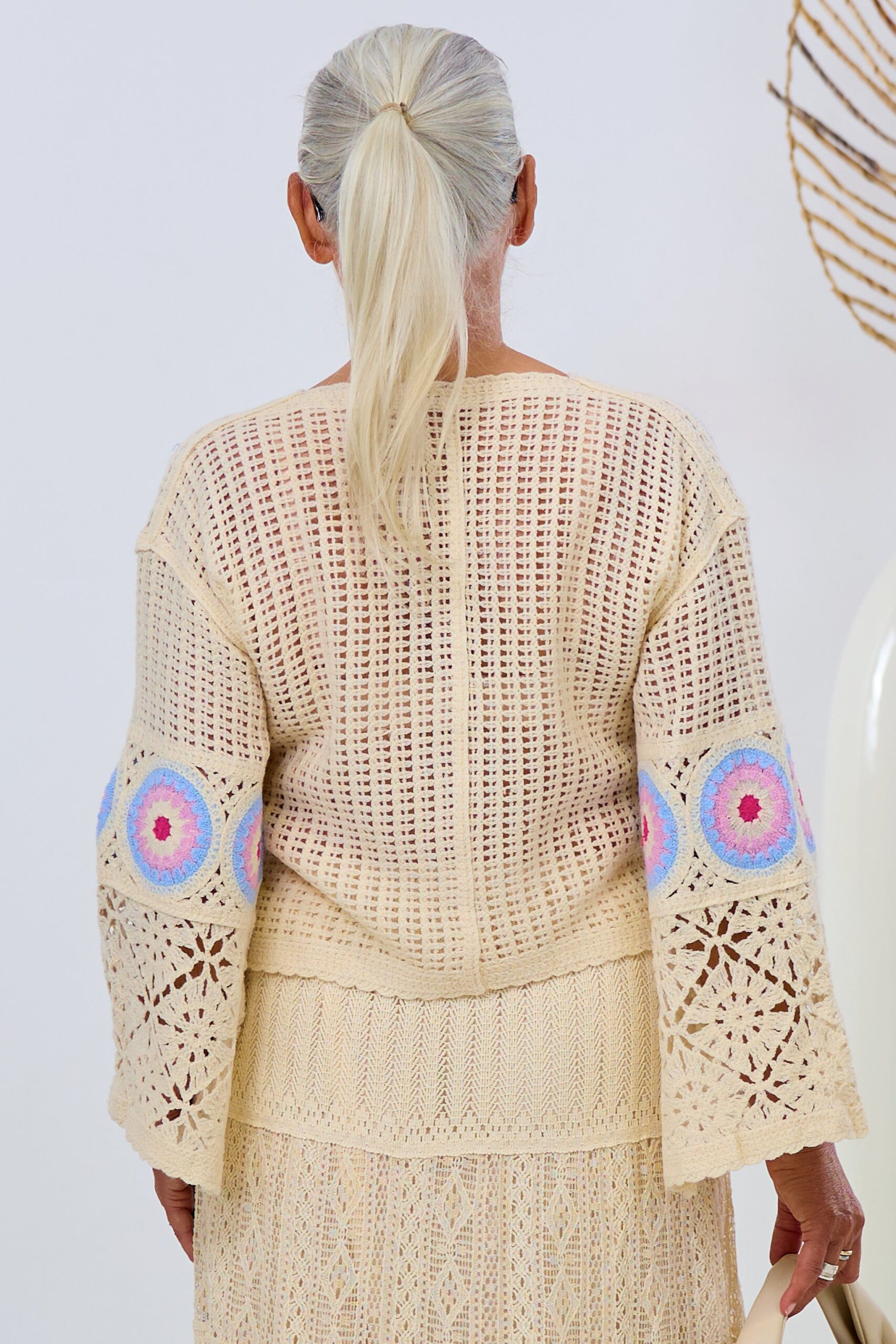 Pulli in Häkeloptik mit Mandala-Muster, creme-blau-flieder – Bild 4