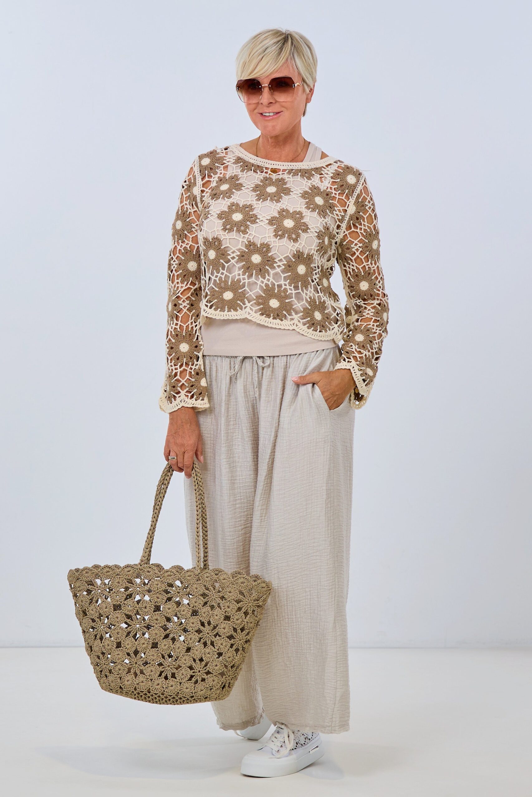 Pulli in Häkeloptik mit Blüten, creme-braun – Bild 3