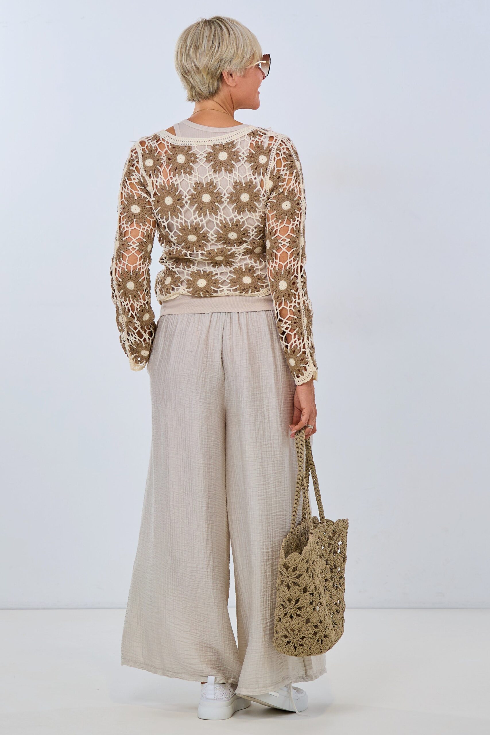 Pulli in Häkeloptik mit Blüten, creme-braun – Bild 4