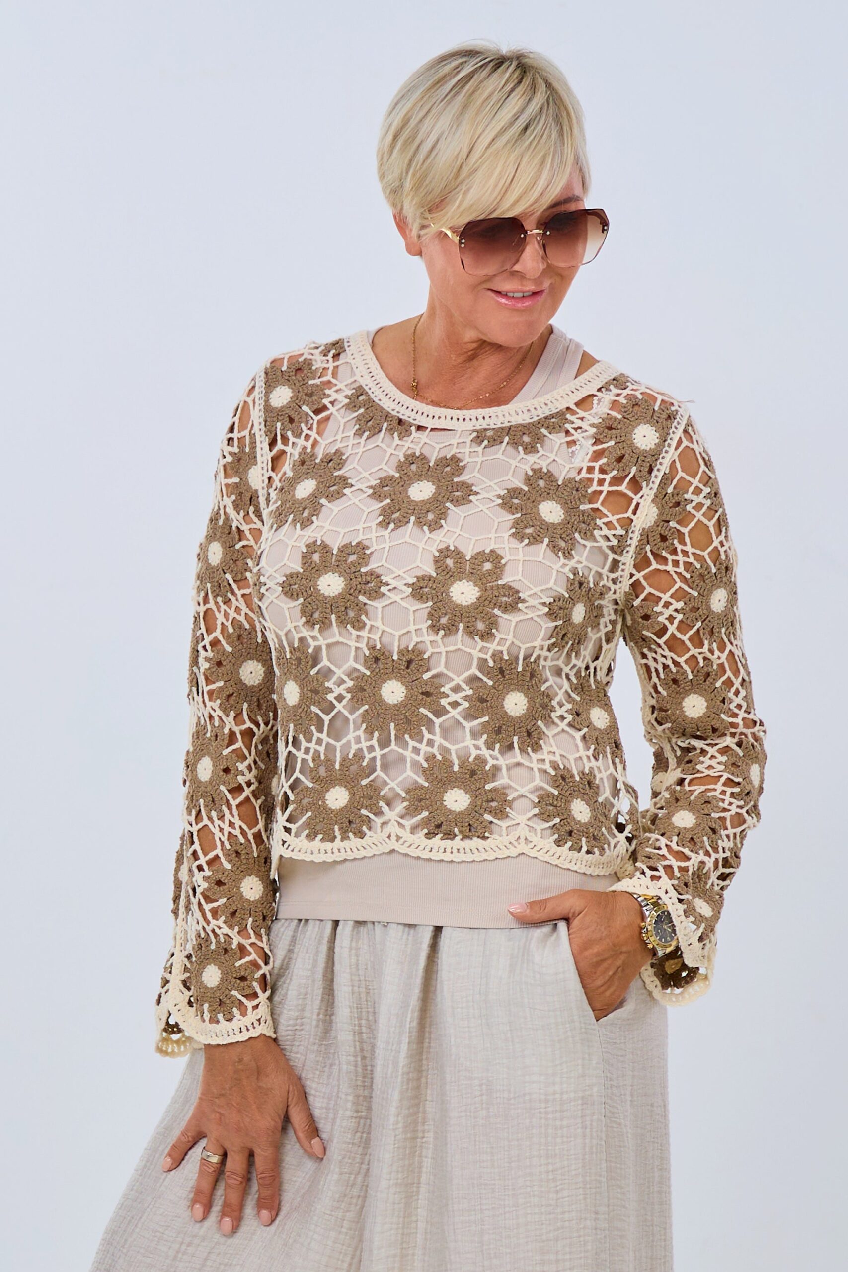 Pulli in Häkeloptik mit Blüten, creme-braun – Bild 2