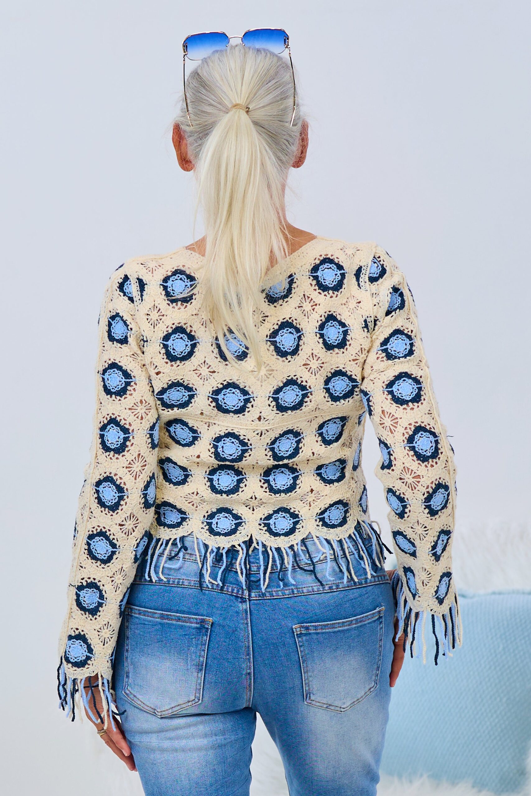 Pulli in Häkeloptik mit Fransen, creme-blau – Bild 2
