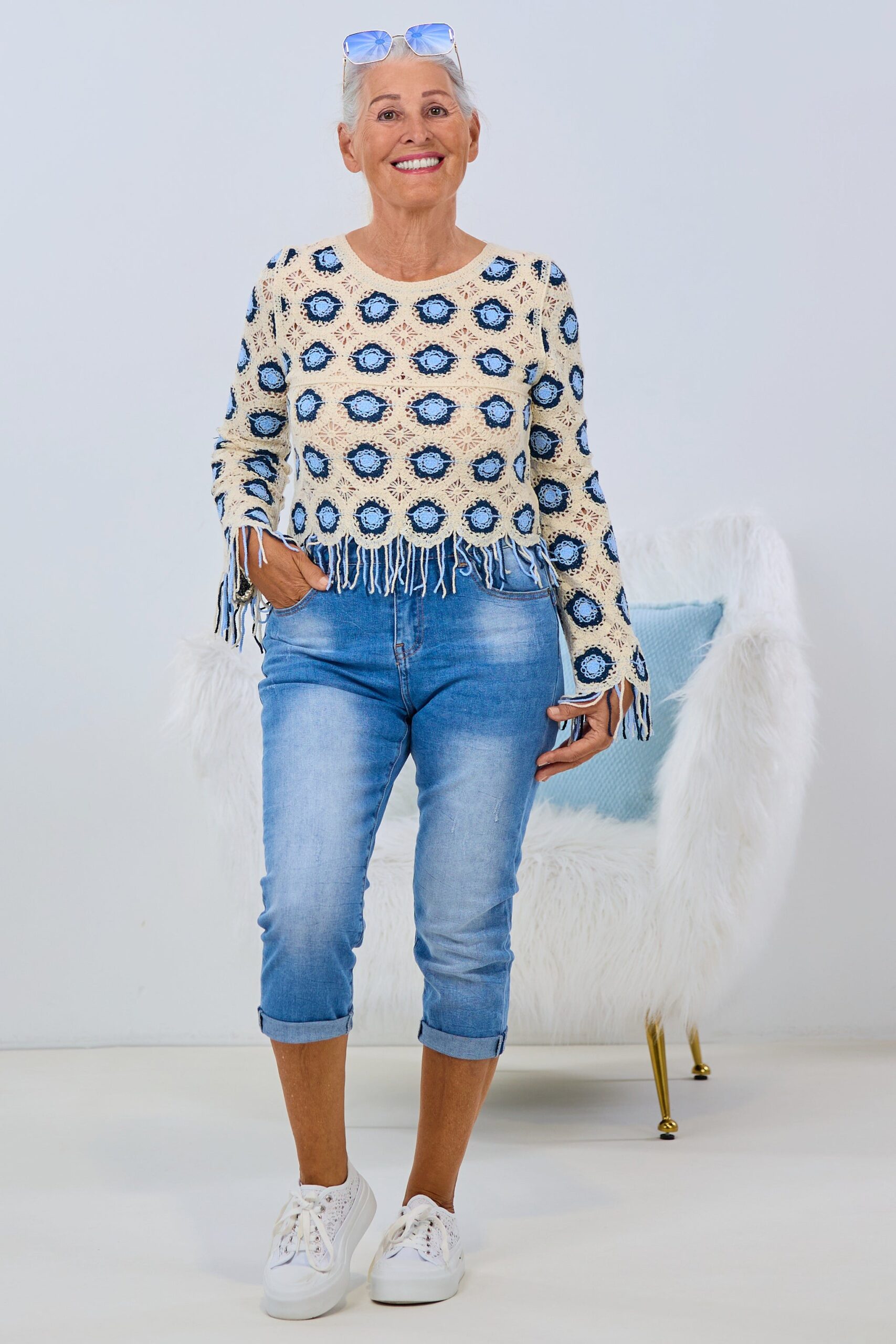 Pulli in Häkeloptik mit Fransen, creme-blau – Bild 3