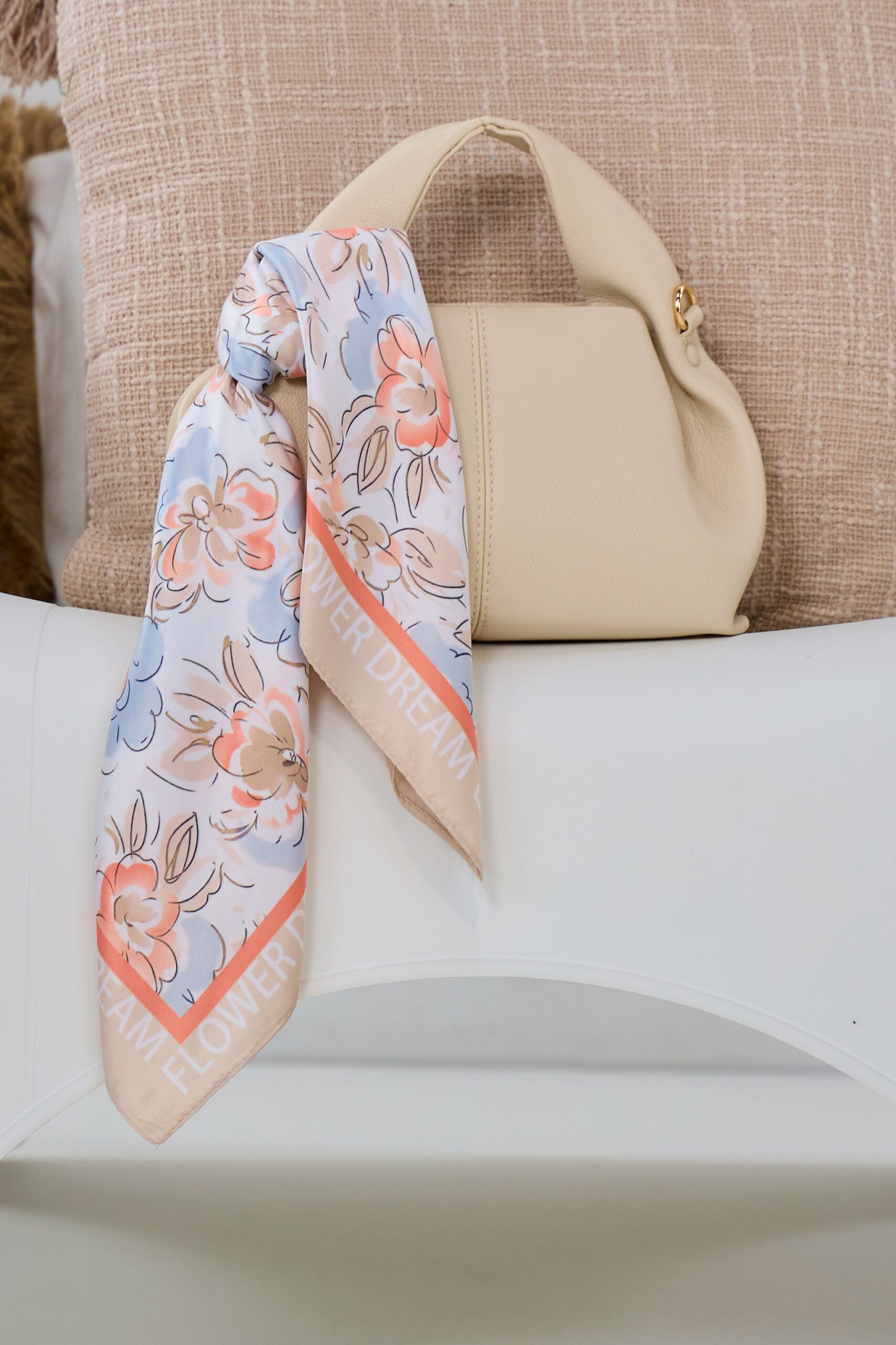Satin Tuch mit Blumenmuster, ecru-apricot