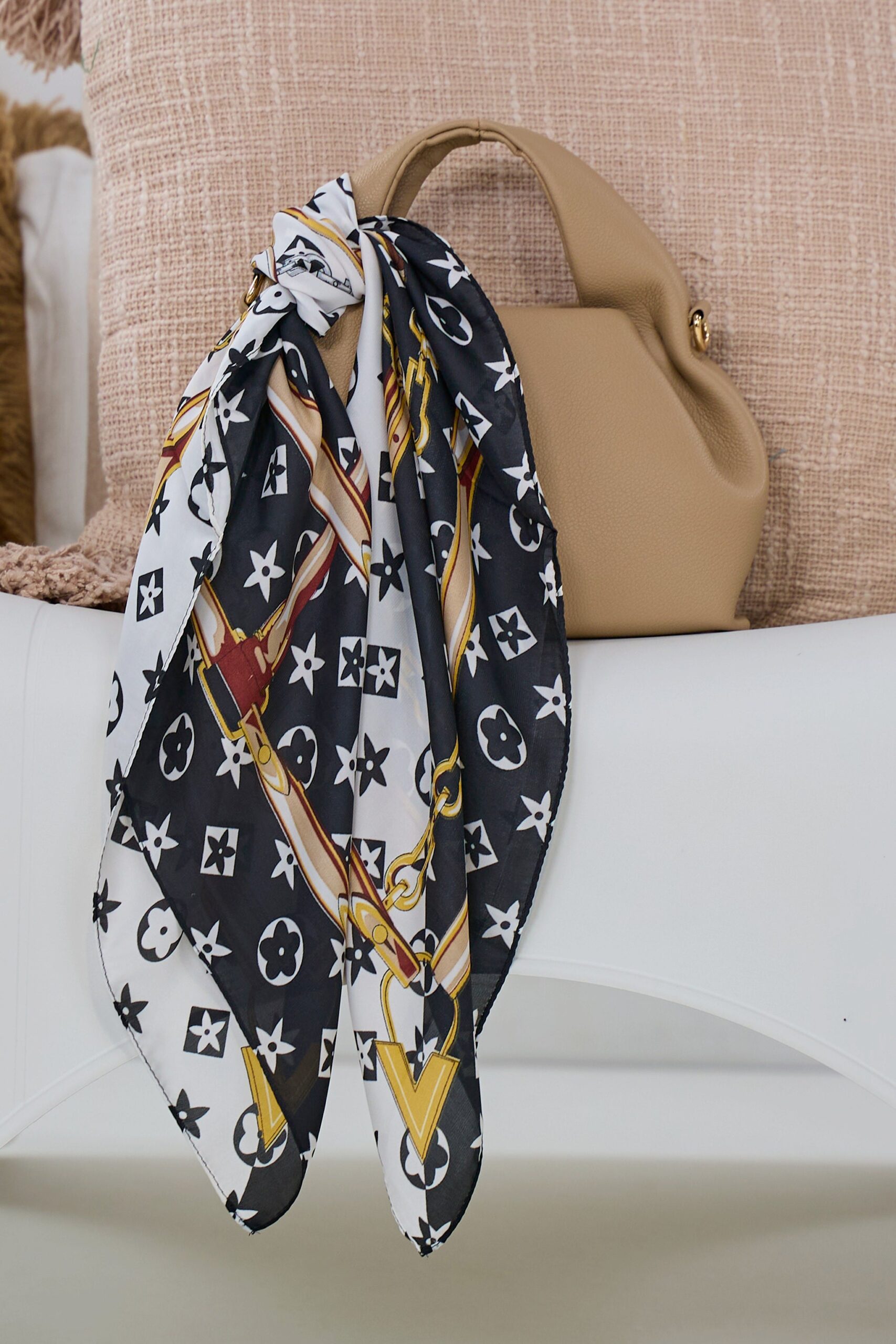 Satin Tuch mit schönem Muster, ecru-schwarz