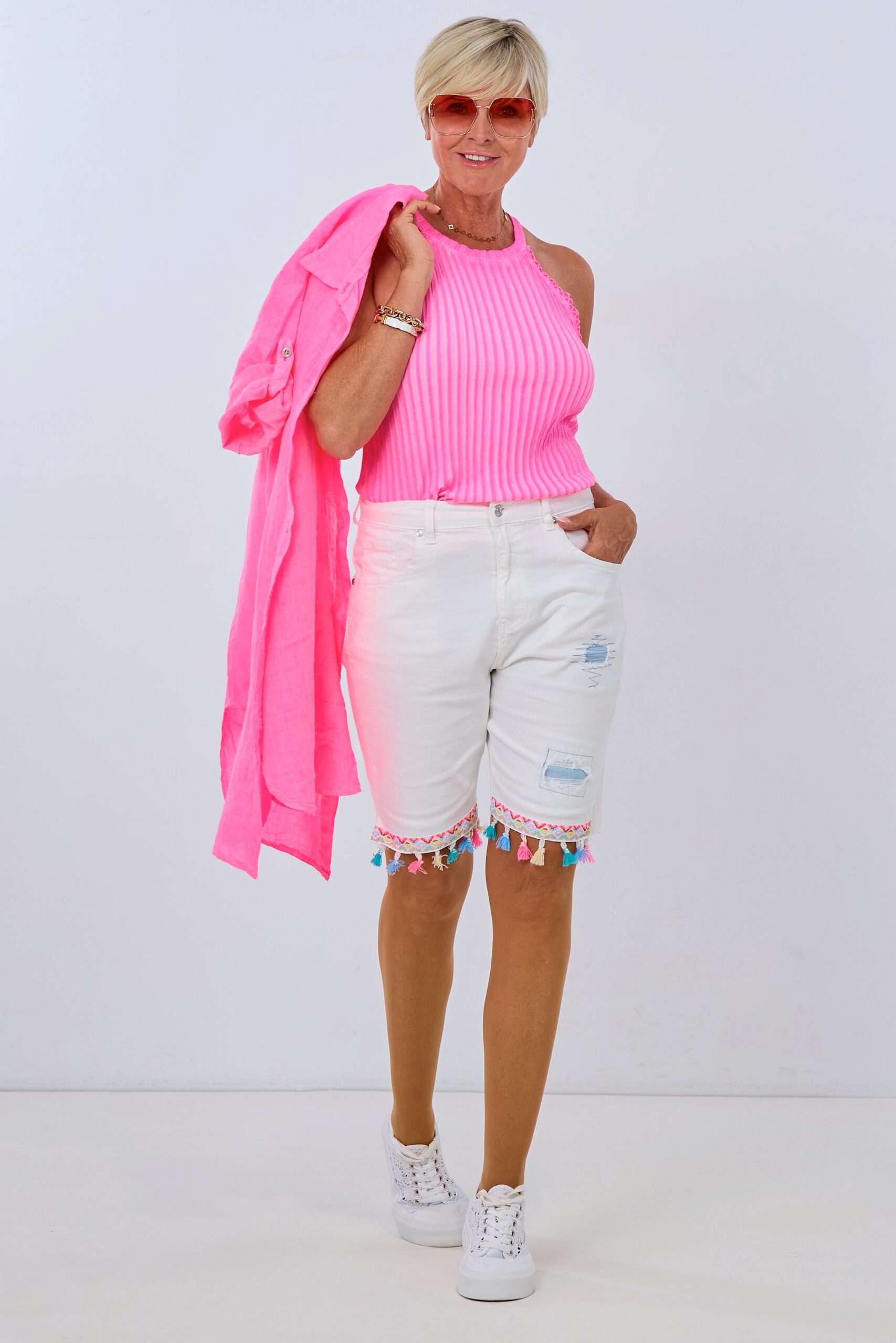 Jeans-Shorts mit Bordüre im used look, weiß – Bild 2