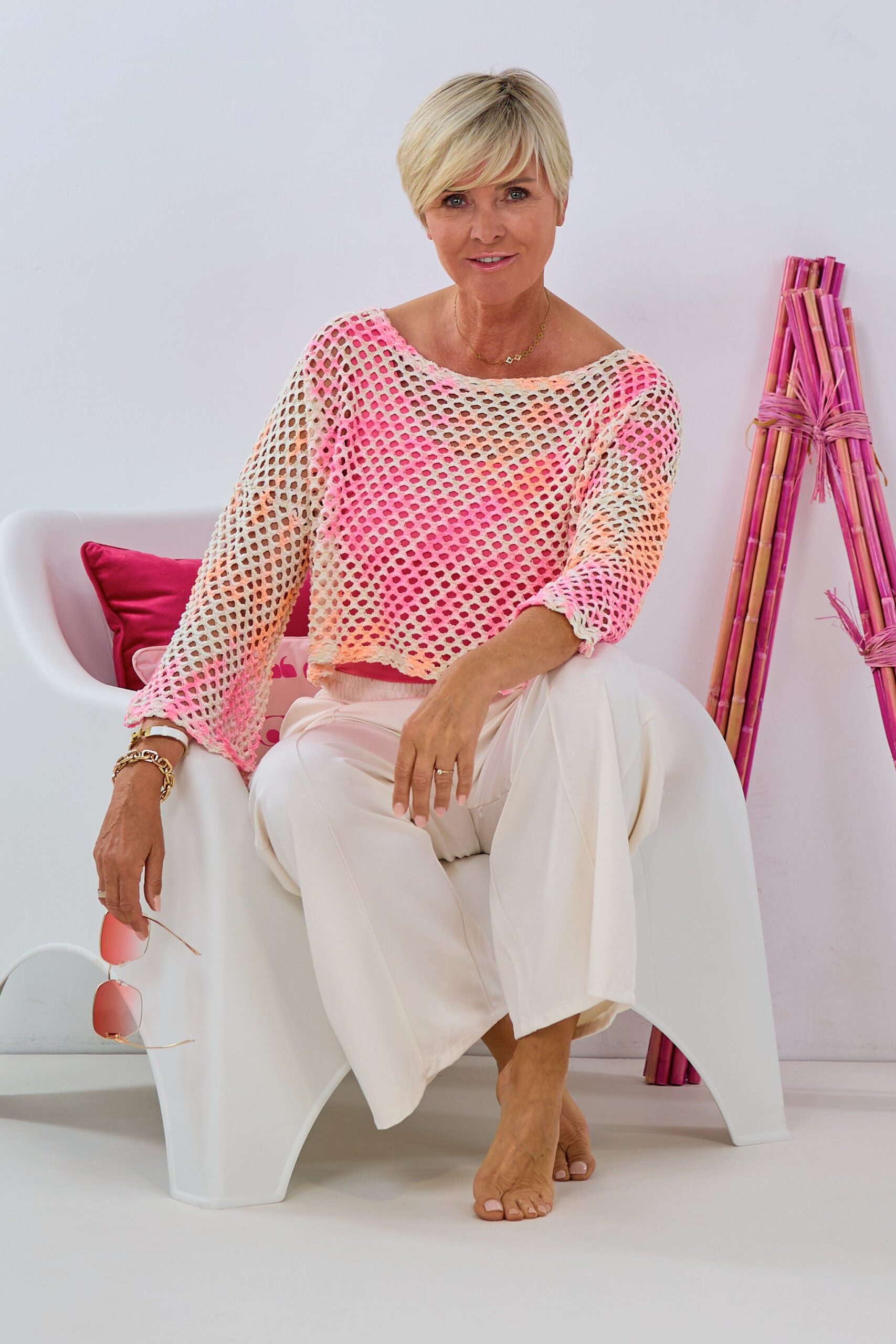kurzer Lochstrick Pulli mit Trompetenärmeln, creme-rosa – Bild 2