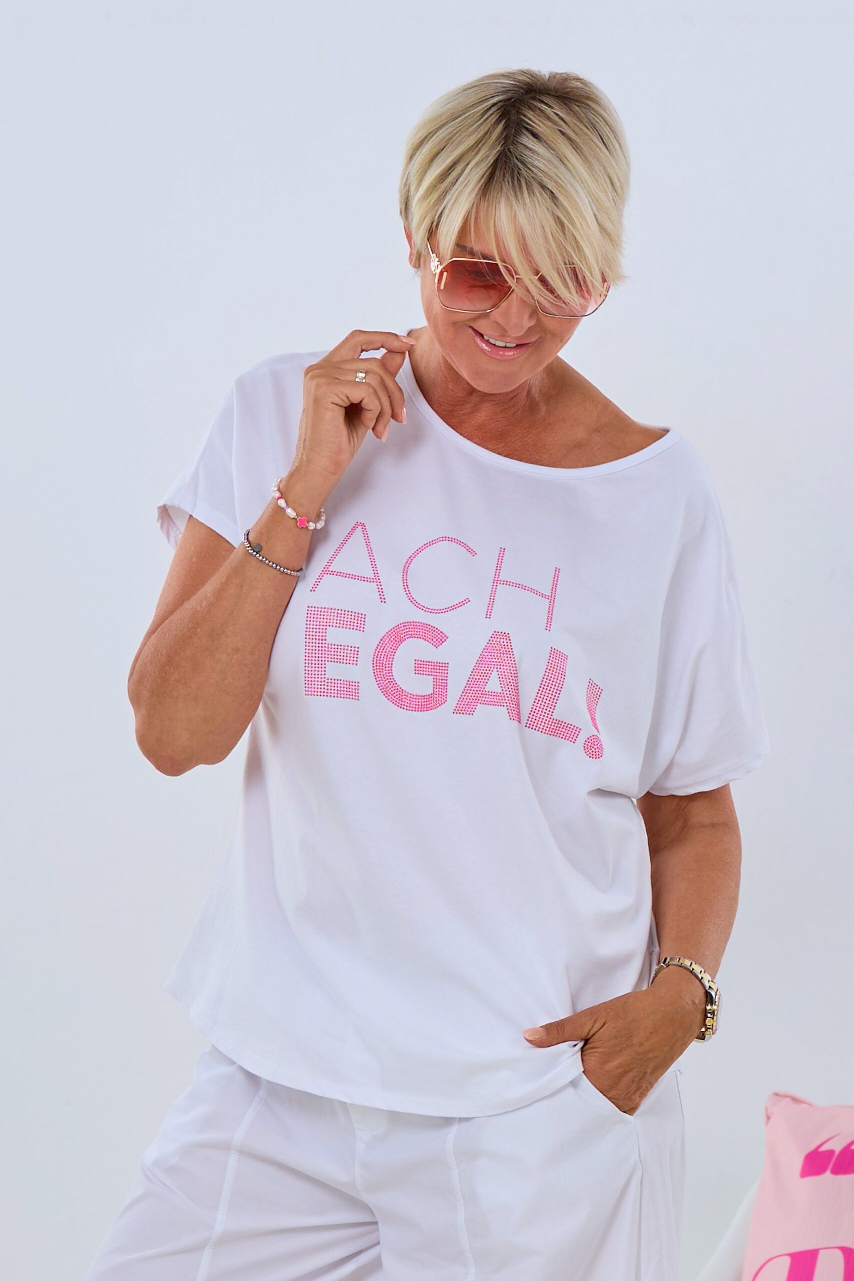 T-Shirt ach egal, weiß-pink – Bild 5
