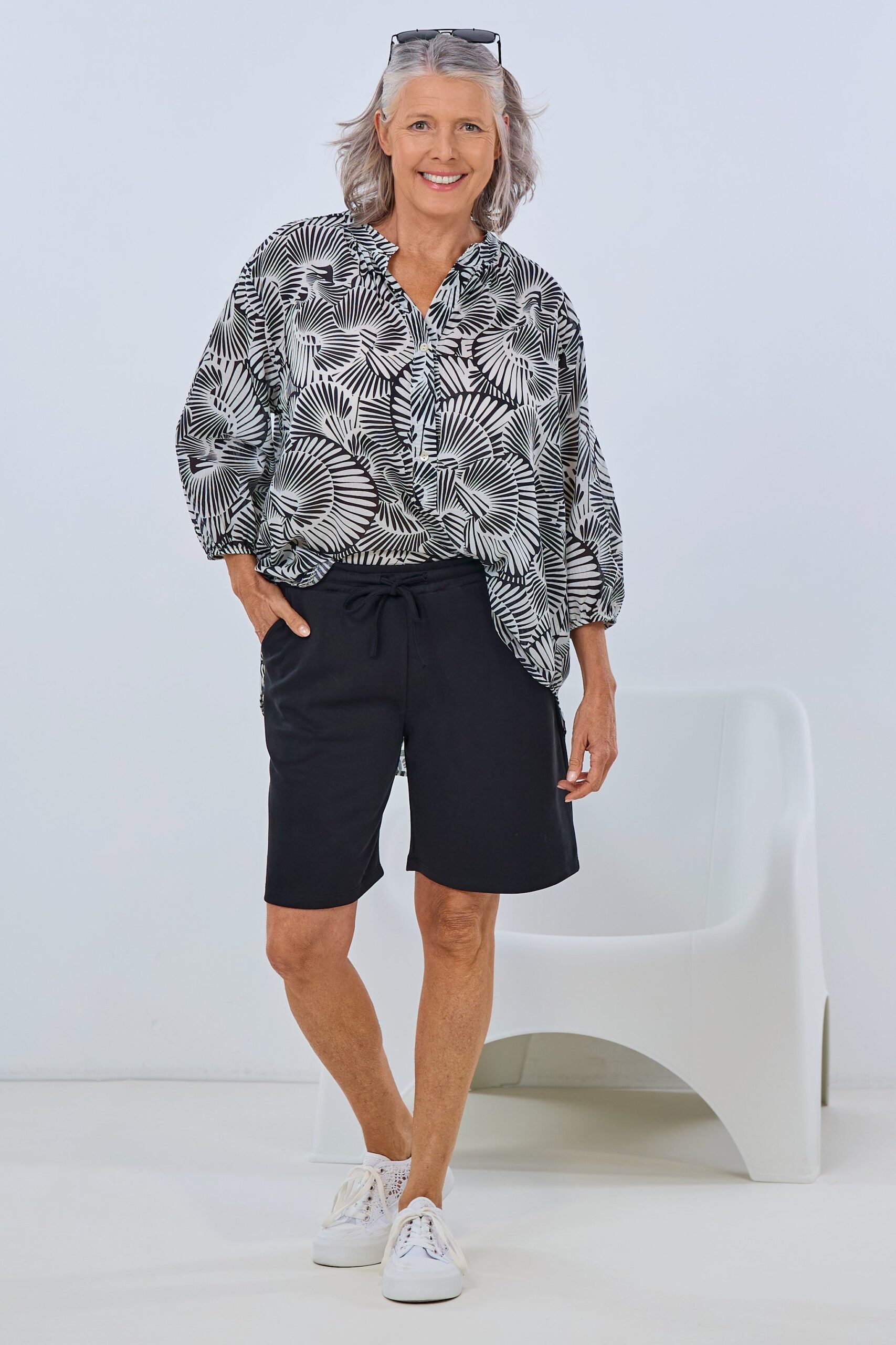 Uni Shorts mit Kordelzug, schwarz – Bild 4