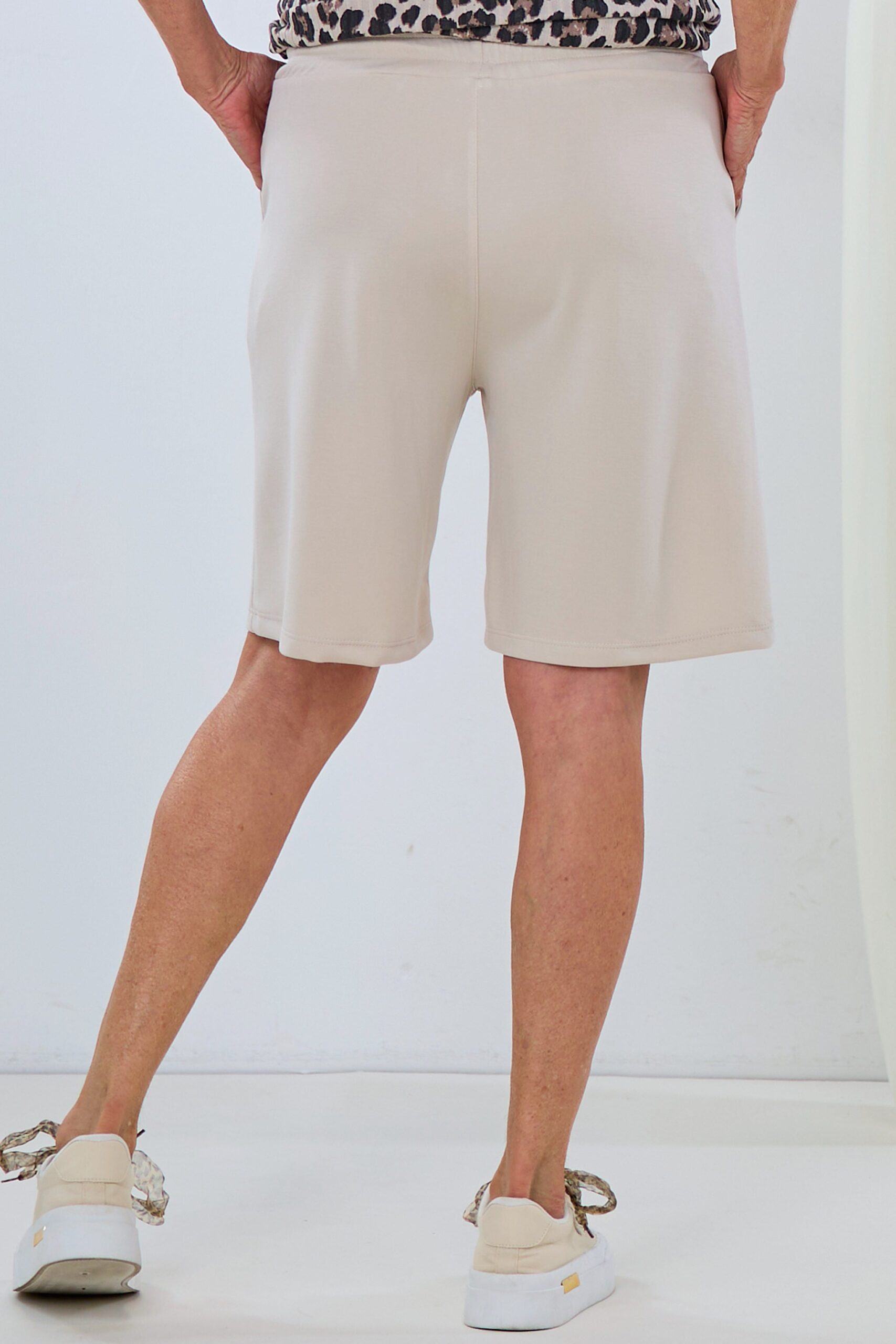 Uni Shorts mit Kordelzug, beige – Bild 3