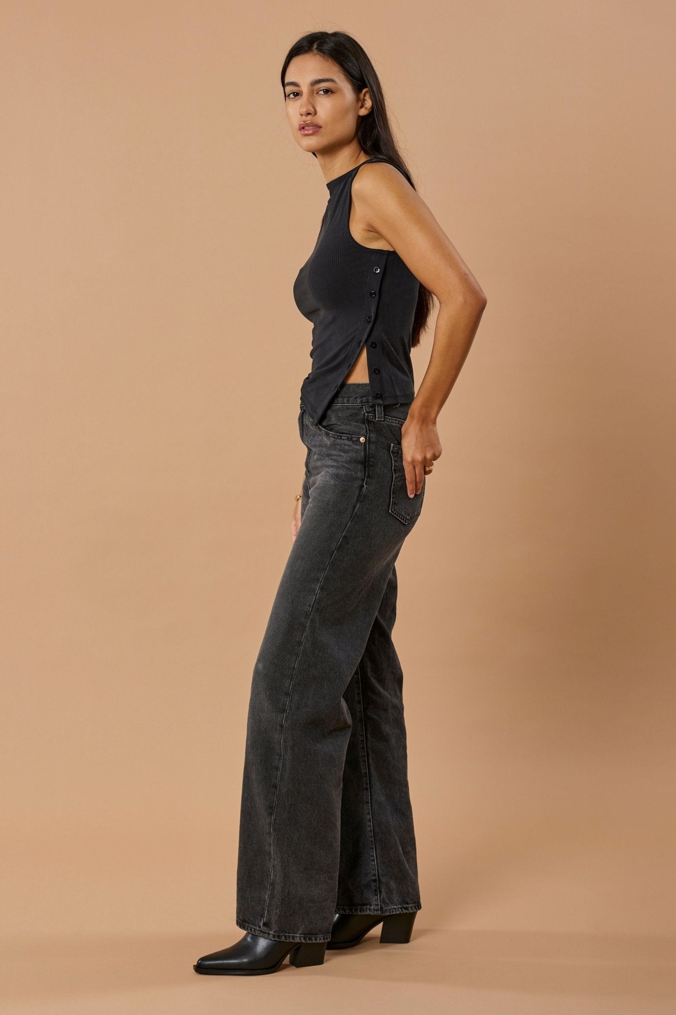 Side Button Rib Top Cupro - Faded Black – Bild 5