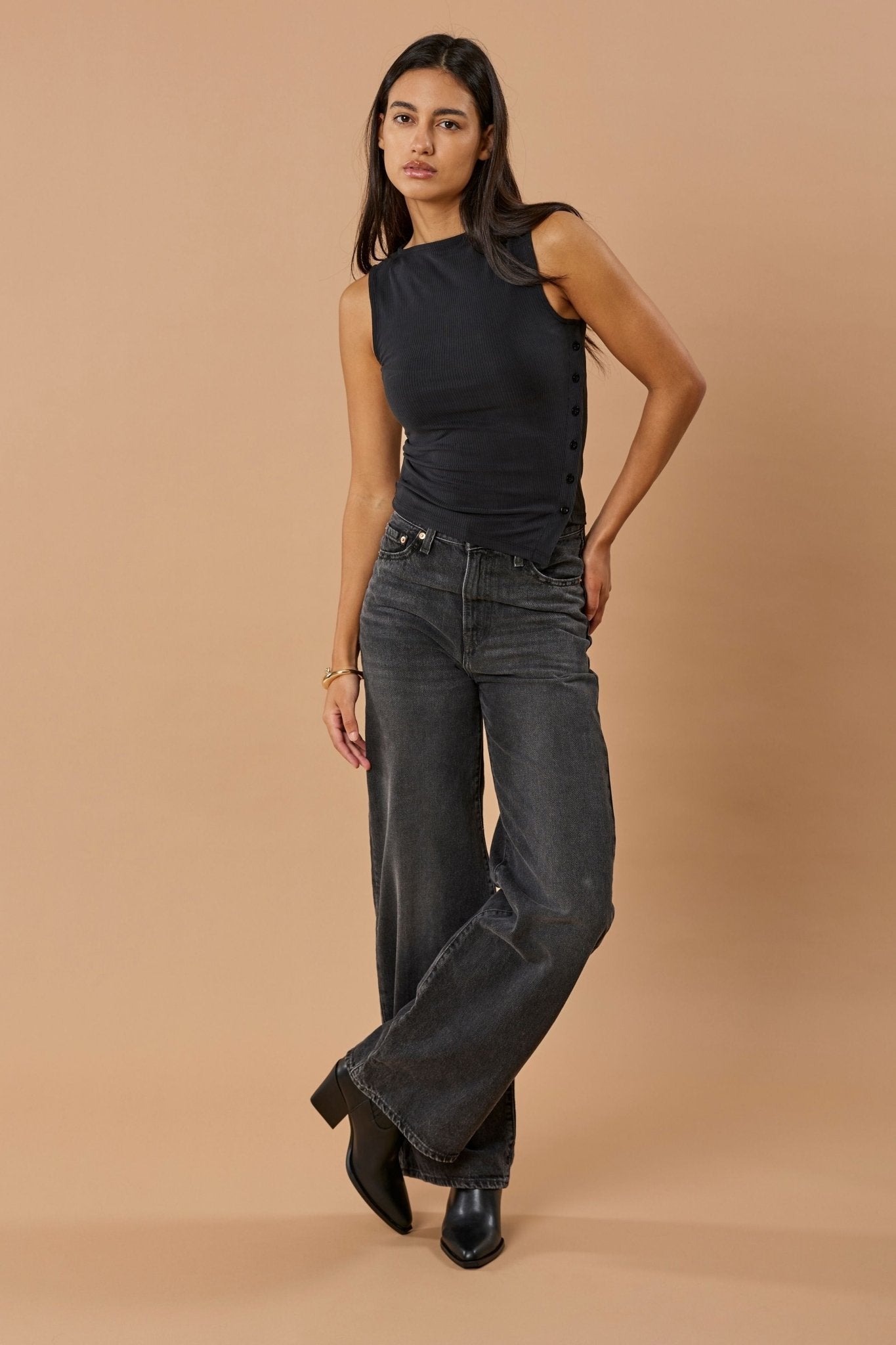 Side Button Rib Top Cupro - Faded Black – Bild 4