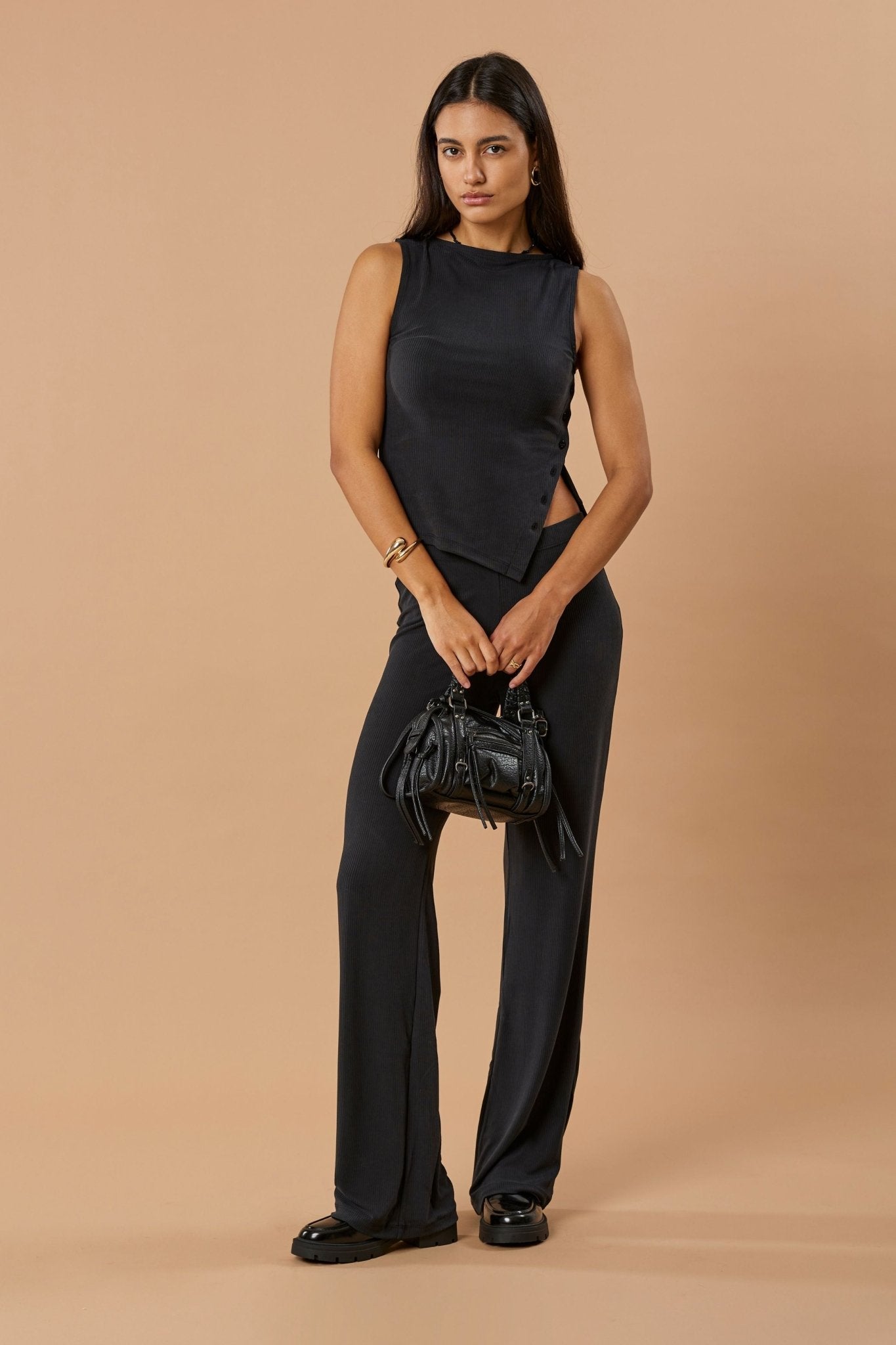 Side Button Rib Top Cupro - Faded Black – Bild 6
