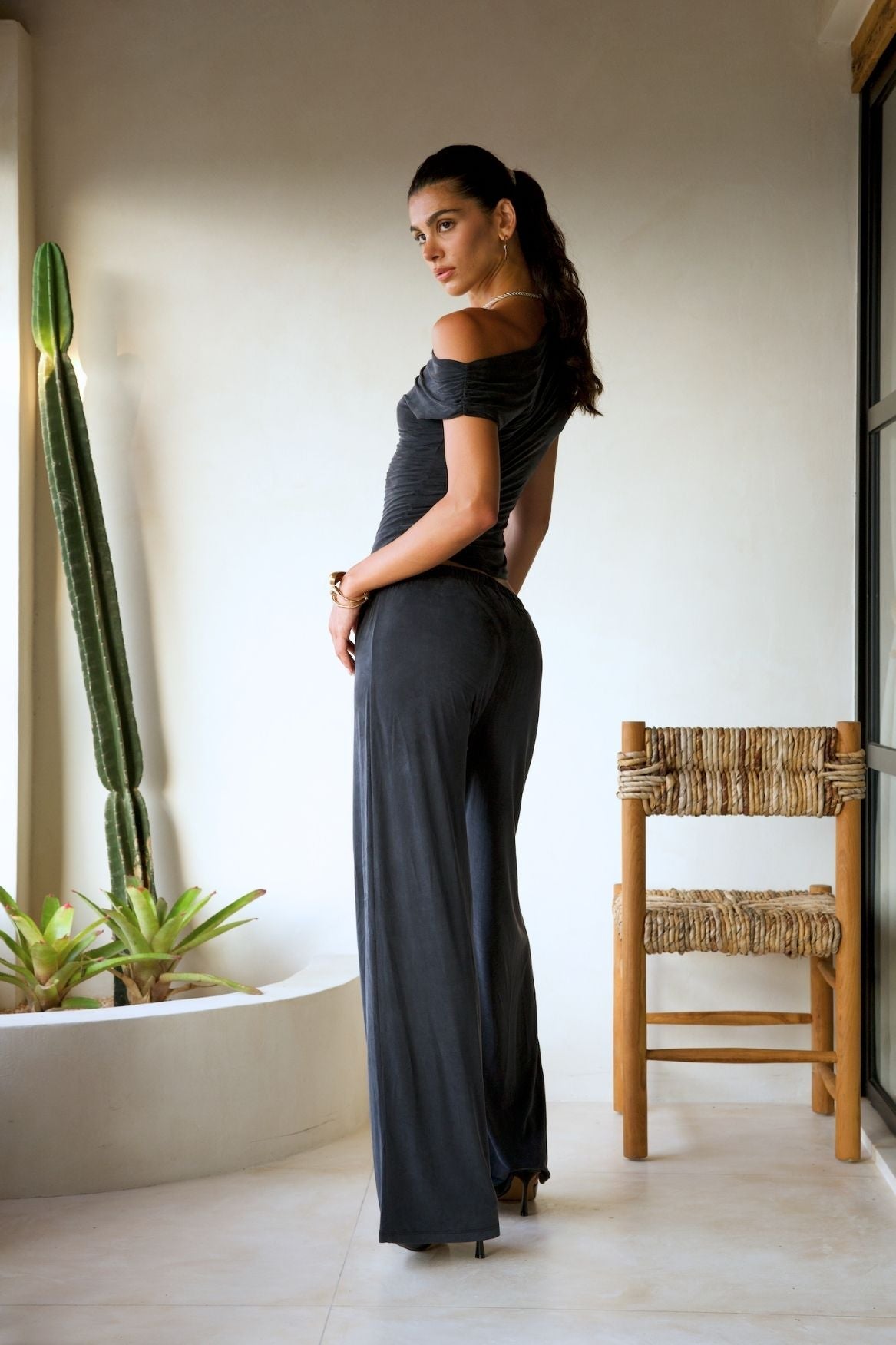 Wide Leg Flowy Pant Cupro - Faded Black – Bild 4
