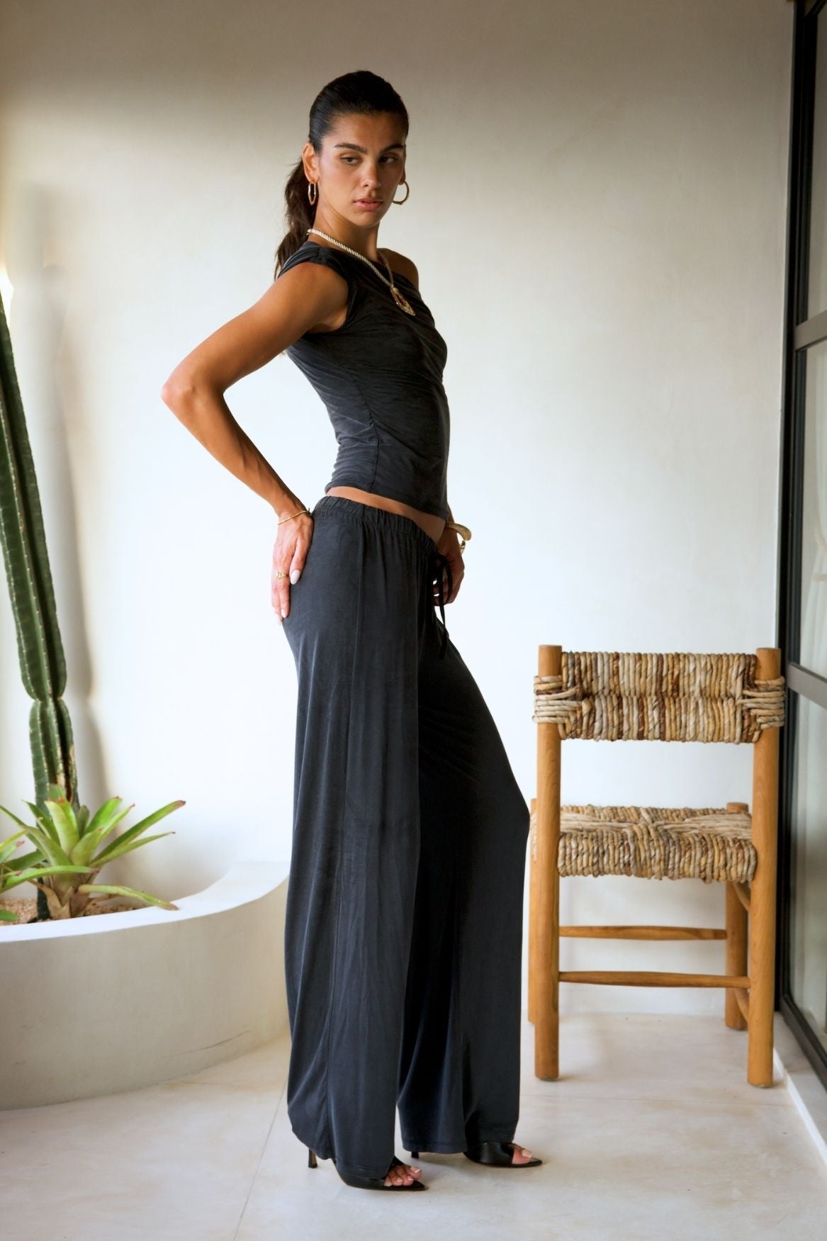 Wide Leg Flowy Pant Cupro - Faded Black – Bild 3