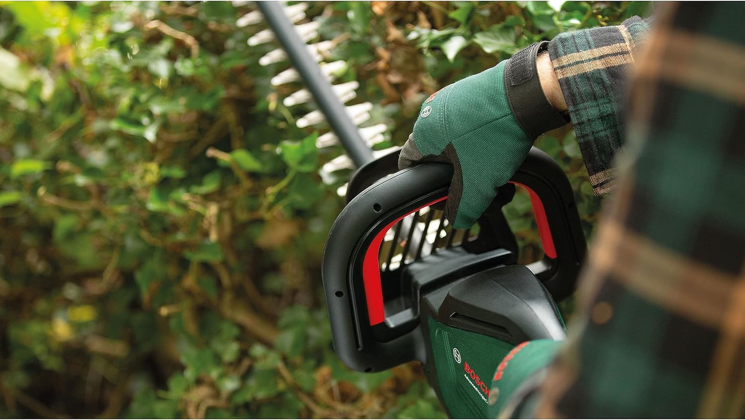 Bosch Akku-Heckenschere AdvancedHedgeCut 36V-65-28 (1x 2,0-Ah-Akku, 36-Volt-System, Messerlnge 65 cm, im Karton) - Testnote: sehr gut (Magazin: selbst ist der Mann) – Bild 15