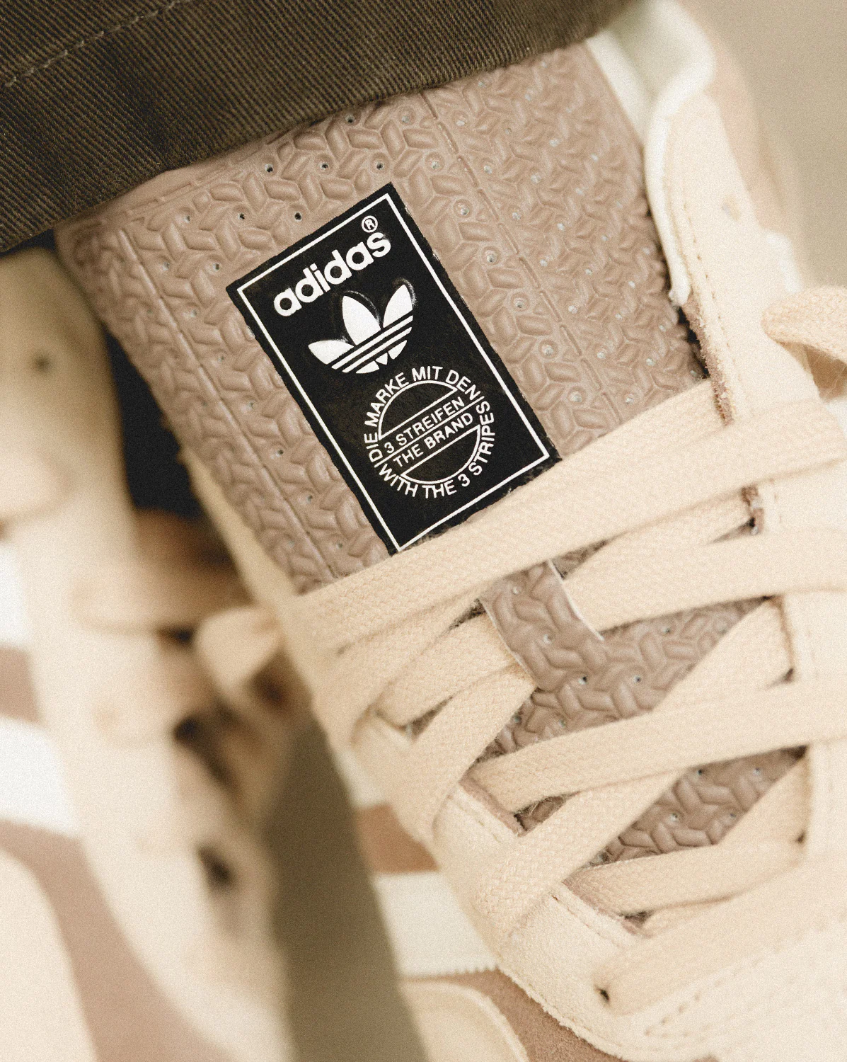 Drei Streifen Gazelle Indoor – Bild 4