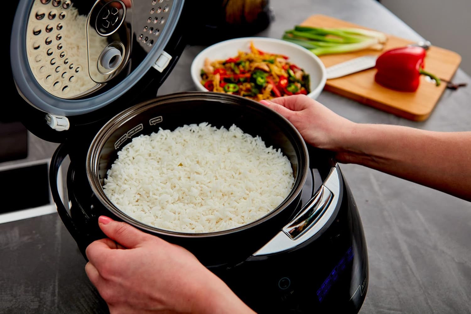 Yum Asia Sakura Reiskocher mit Keramikschale und Advanced Fuzzy Logic (8 Tassen, 1,5 Liter), 6 Reiskochfunktionen, 6 Multikocherfunktionen, Motouch LED-Display, 220-240V EU (schwarz und silber) – Bild 5