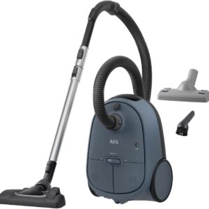 AEG CLEAN 6000 AB61C2DB Staubsauger mit Beutel / hohe Saugleistung / inkl. Polsterdüse / 50 % Recyclingkunststoff / ideal für Haustierbesitzer / Reinigen von Polstern / 12 m Kabel / 750 W / Blau