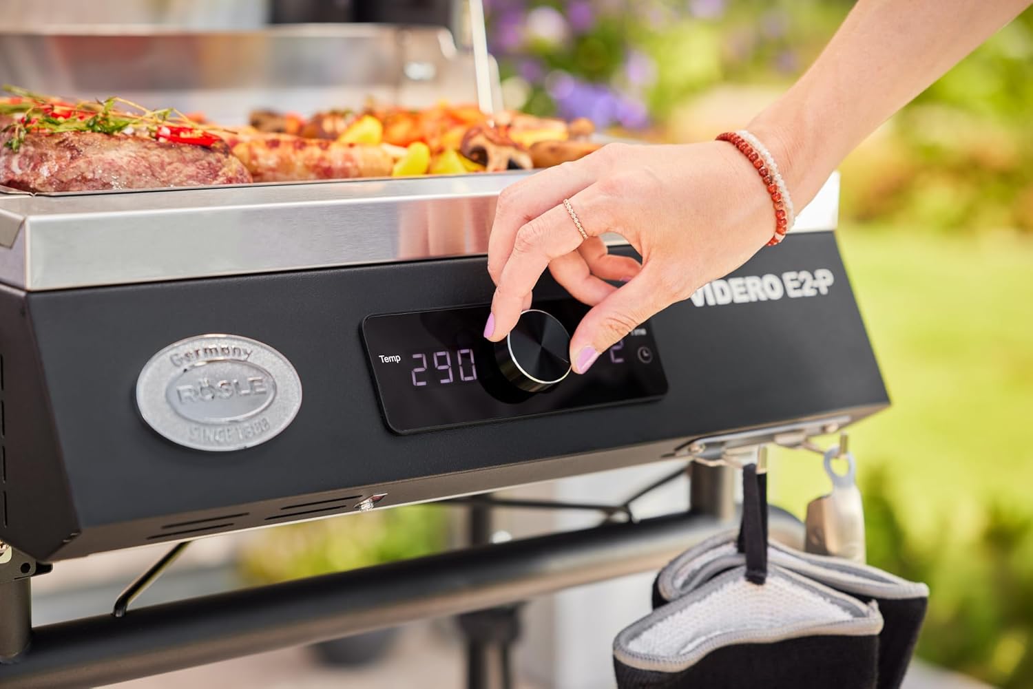 RÖSLE Elektrogrill BBQ-Portable Videro E2-P, tragbarer Tischgrill mit 2 Brennern, Warmhalterost und Deckel mit Glaseinsatz, pulverbeschichteter Stahl, schwarz/silbern – Bild 57